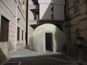 Kengo Kuma, Mobile Teahouse (front view), polycarbonate sheets and zip ties