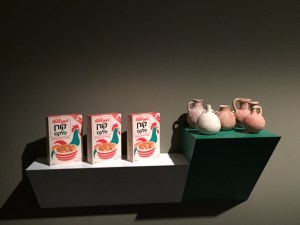 Haim Steinbach, "stay with friends 2", 1986, wooden shelves, Kellogg's boxes, and bronze age pottery