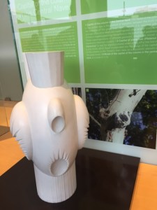 Capitol of each column features an ellipsoid form that resembles the tree in the photo behind it. It gives the whole structure added strength.