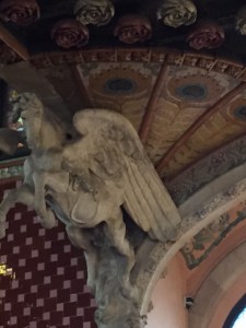 The corners of the hall are covered in mosaic with very large sculptures projecting into the space.